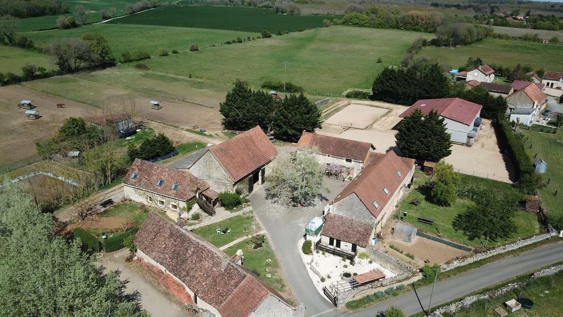 Fantastic country property with gîtes and equestrian facilities