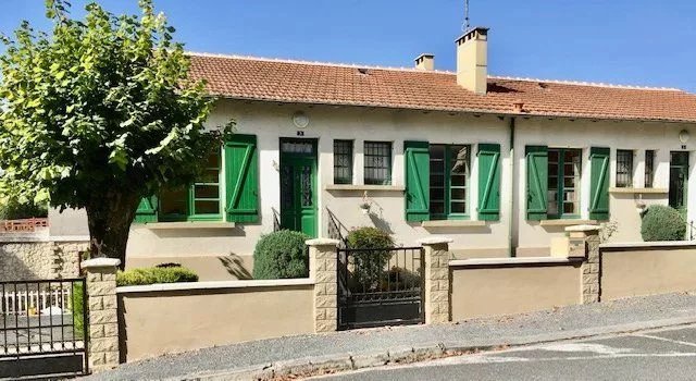 Deux pavillons jumelés avec garages et beaucoup d'espace.