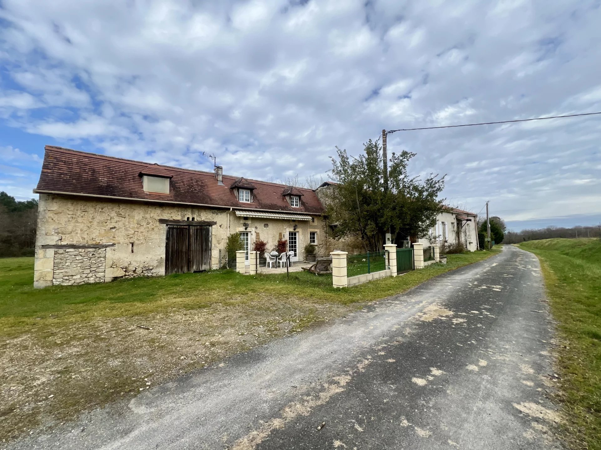 Ensemble en pierre de 2 logements, avec plusieurs dépendances