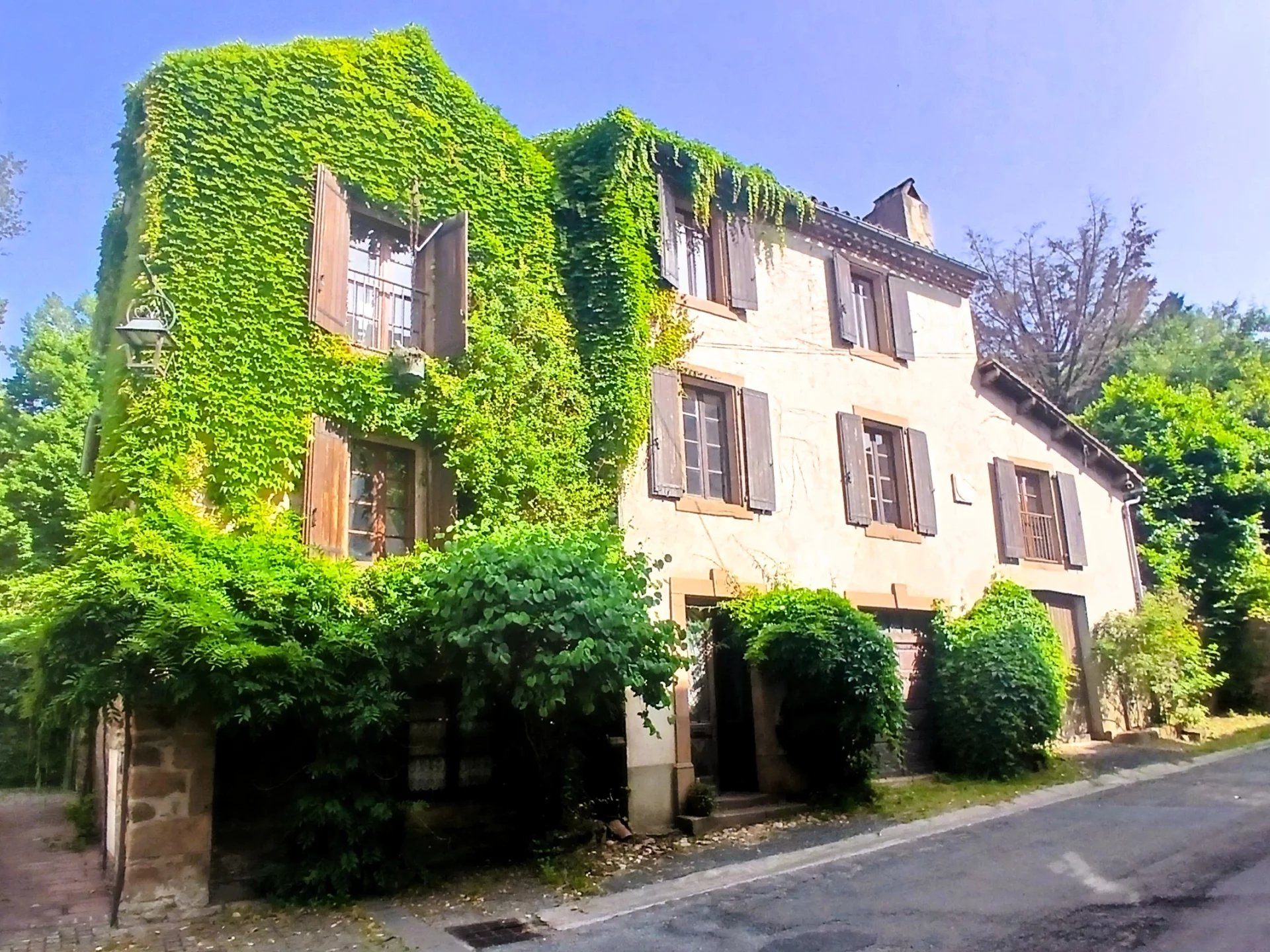 Two centuries-old houses intimately intertwined