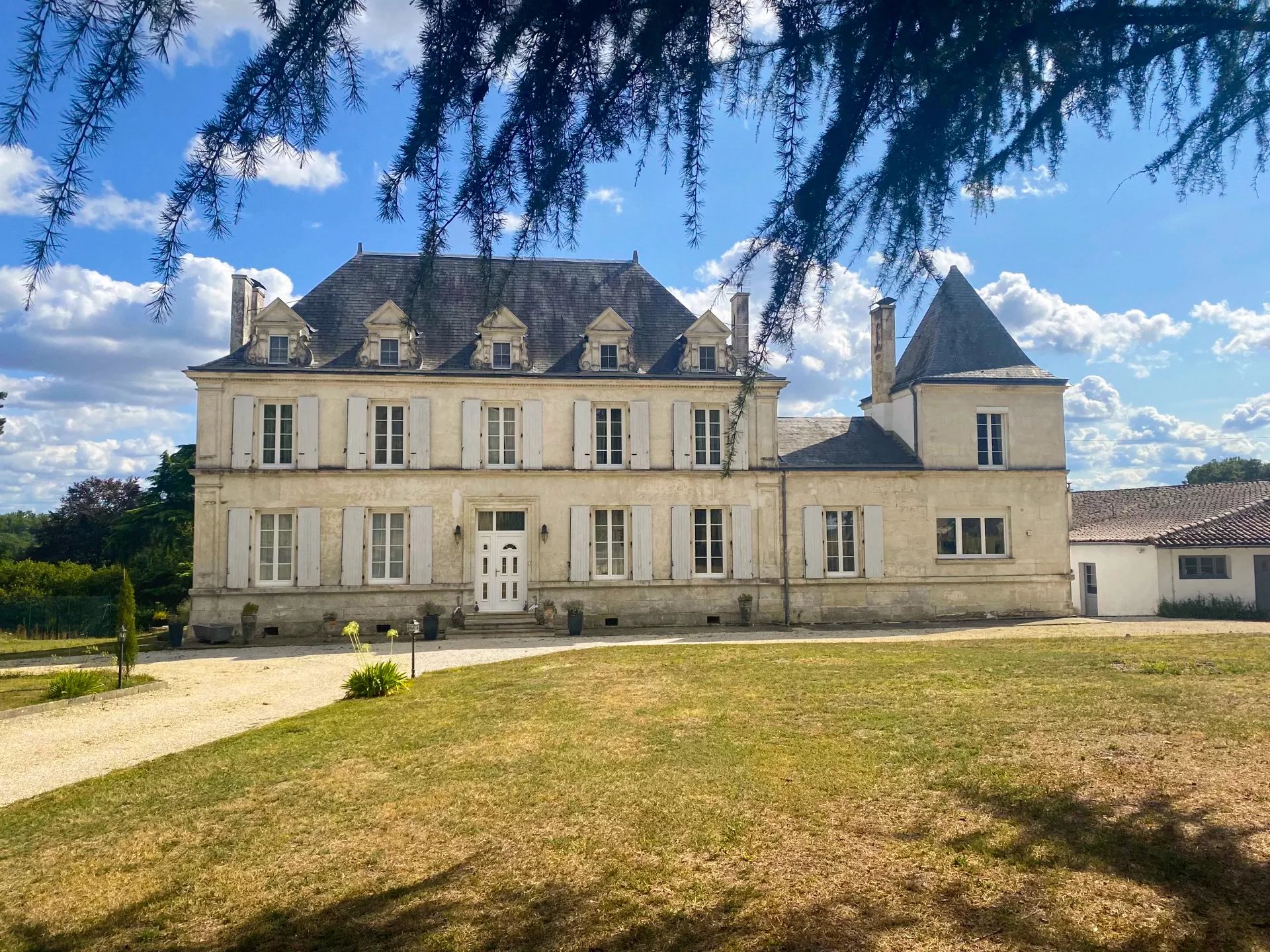 Château offrant 6 chambres, terrain de tennis, piscine et maison de gardien