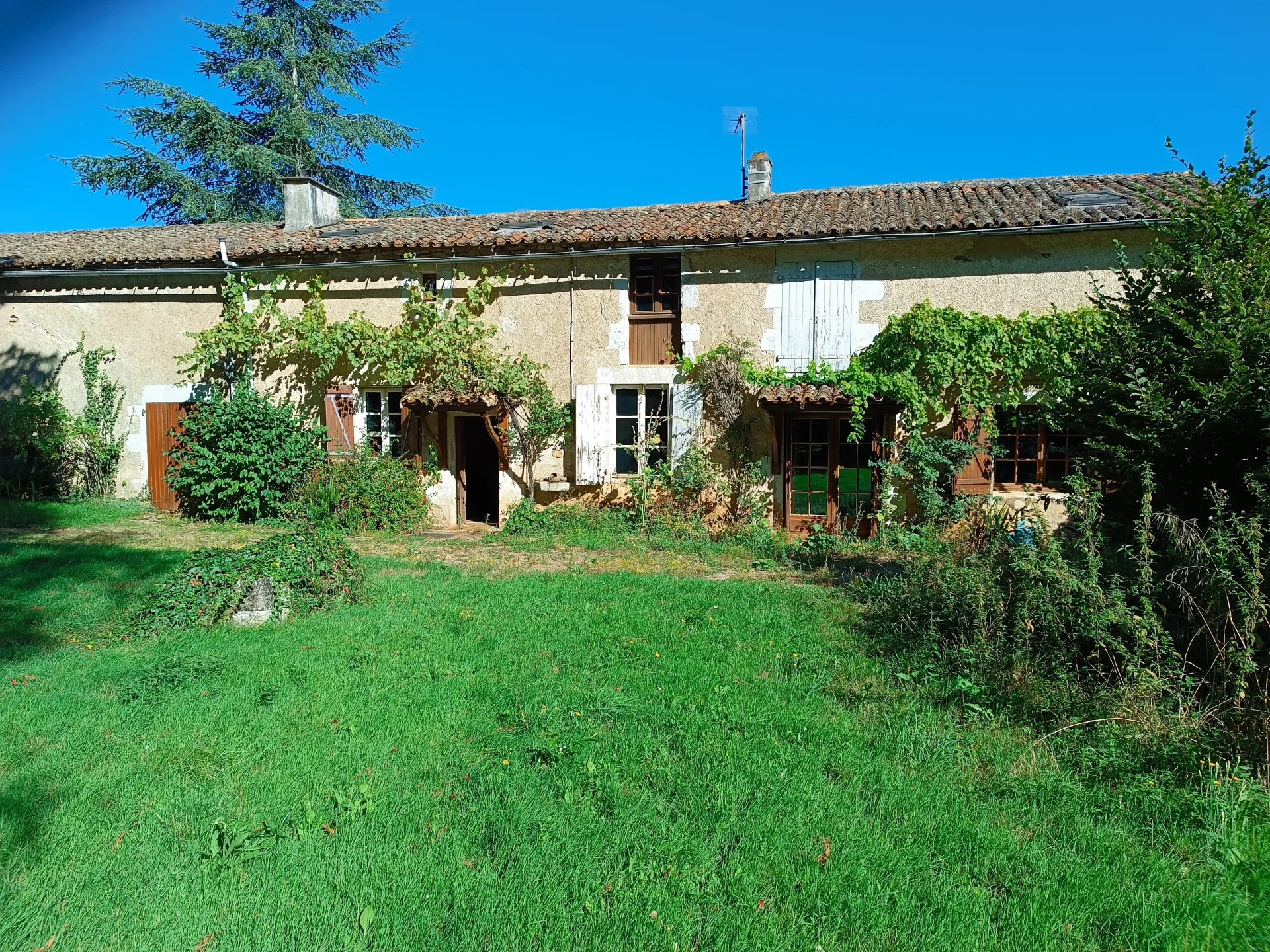 Belle maison en pierre de 4 chambres dans un quartier paisible