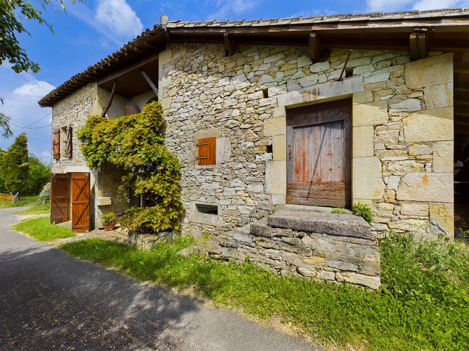 Charming 5 bedroom property with attached barn