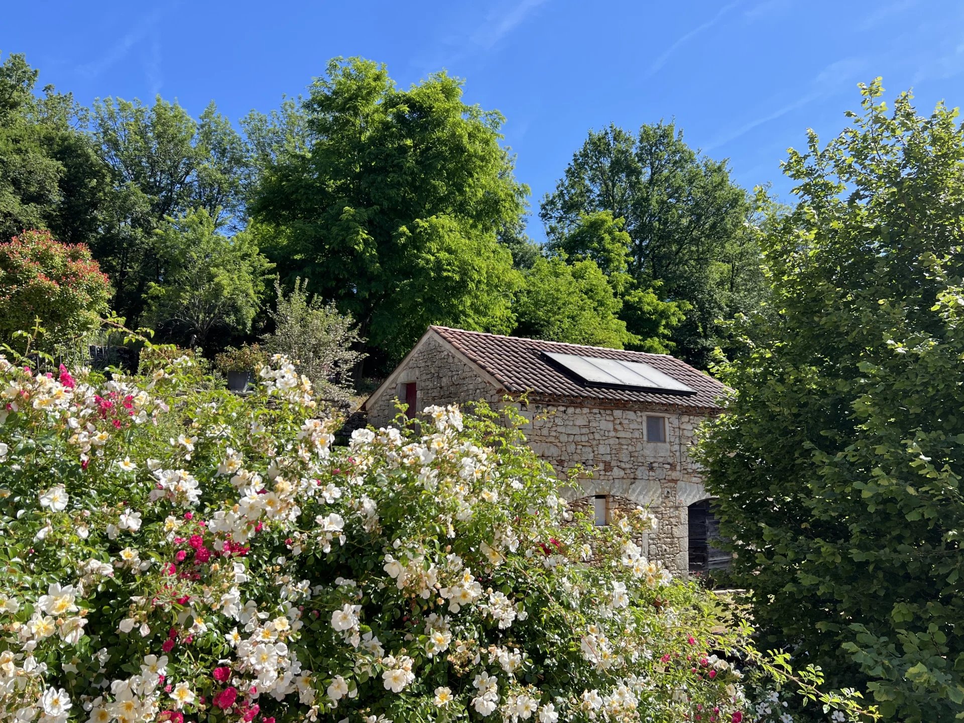 Charmant ensemble de deux maisons dans un joli village