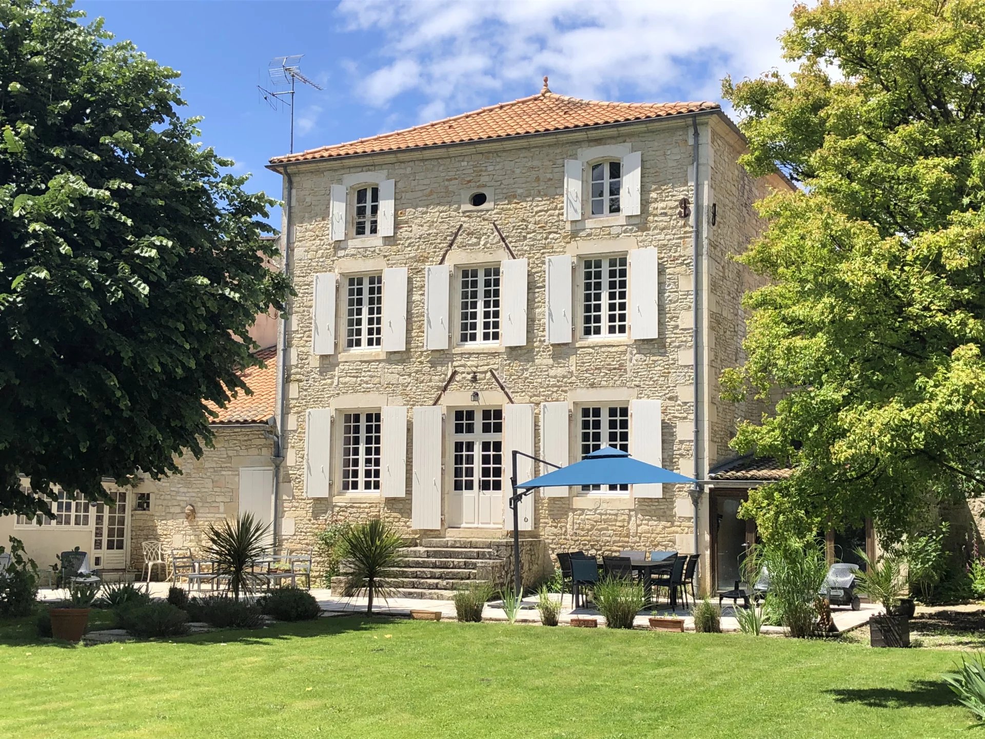 Grande maison de village spacieuse avec un beau jardin, un garage et un spa située dans l'un des plus beaux villages de France.