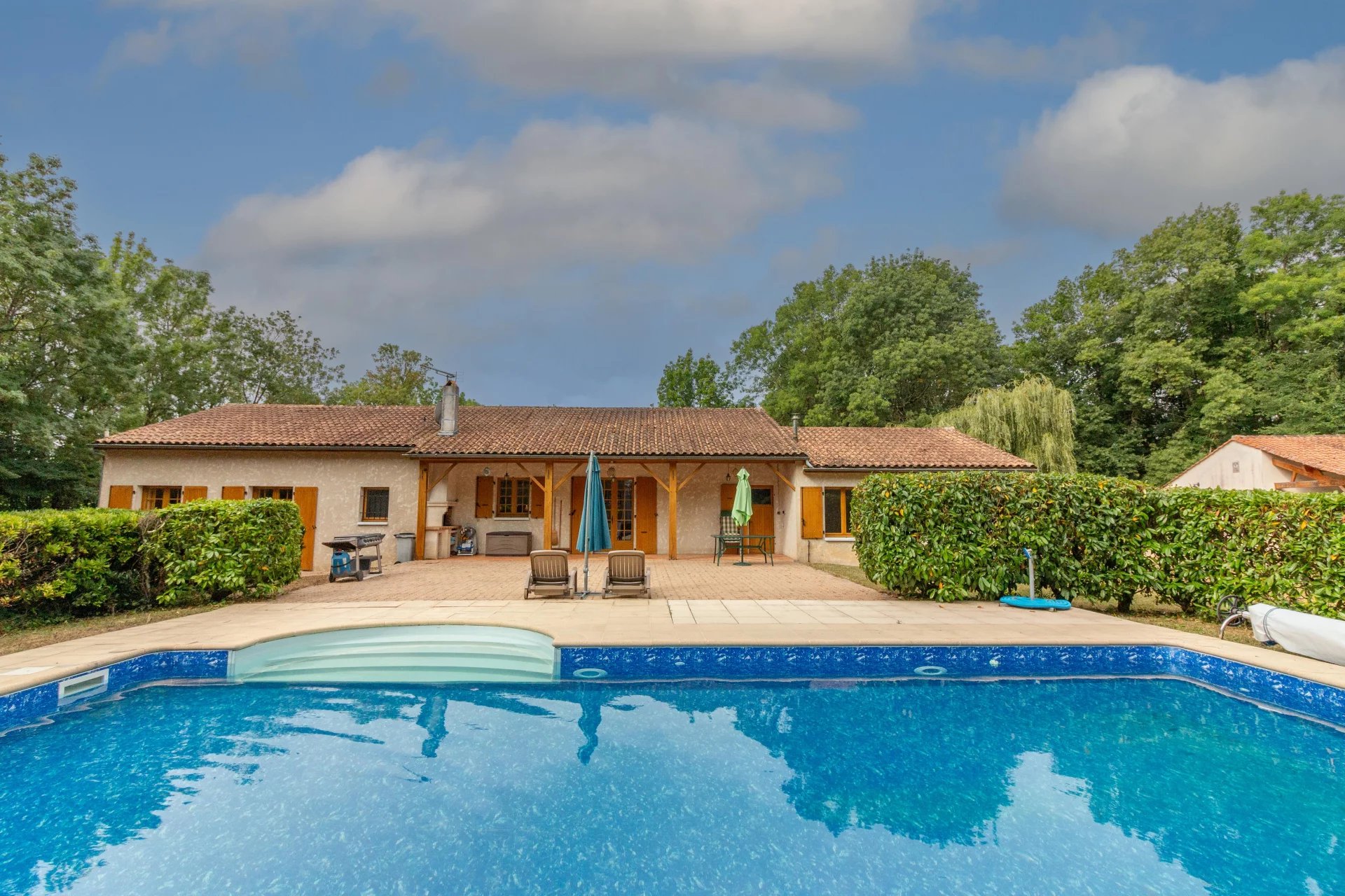 Maison de plain-pied avec piscine près de Cognac