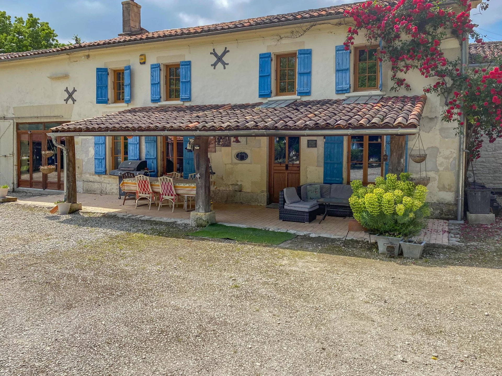 Ancien moulin avec dépendances et terrain