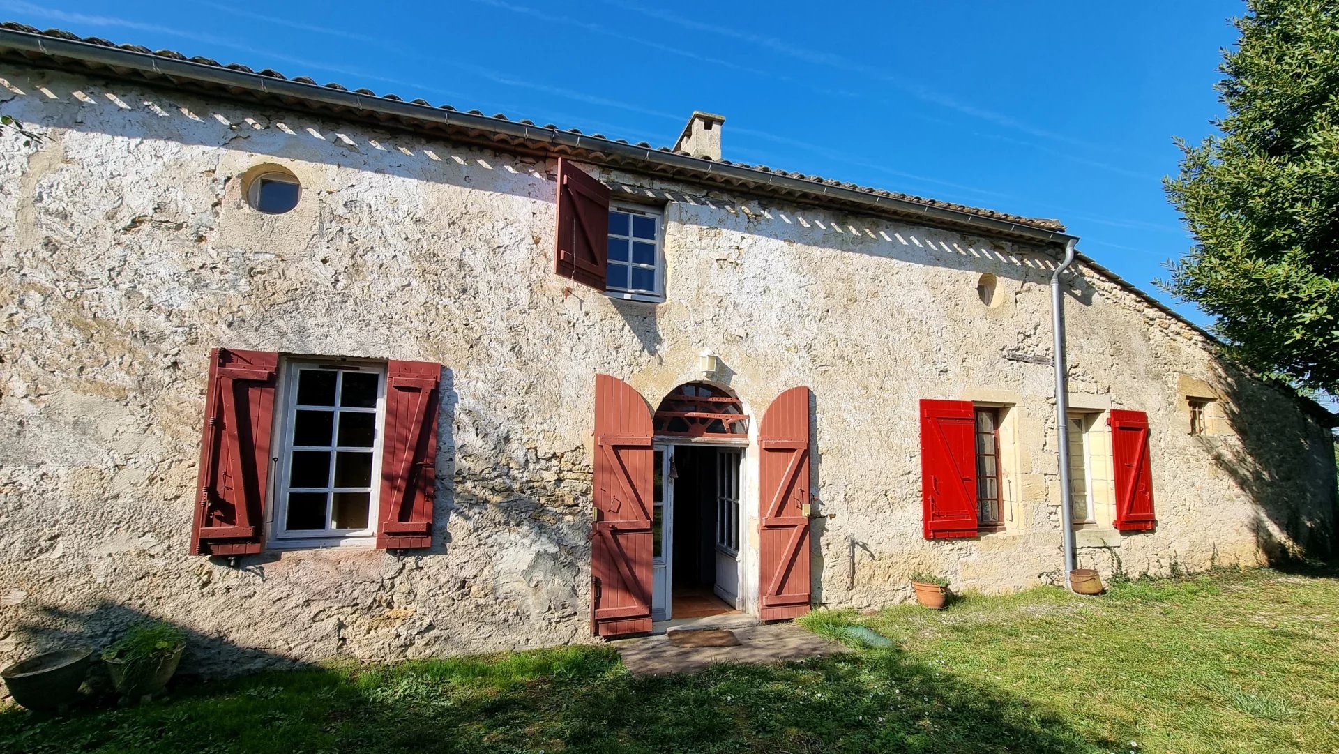 Beautiful farmhouse in the Entre-deux-Mers countryside