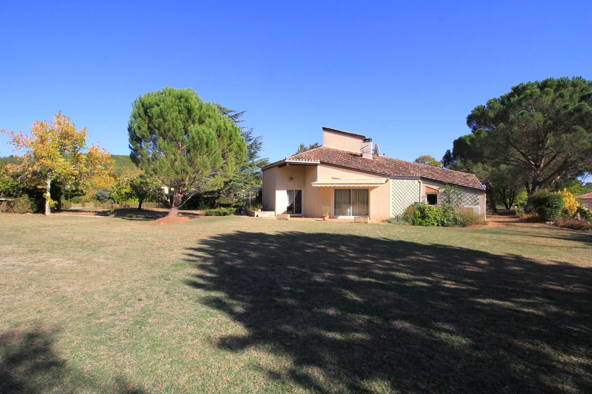 Architect's house with guest accommodation set in lovely grounds