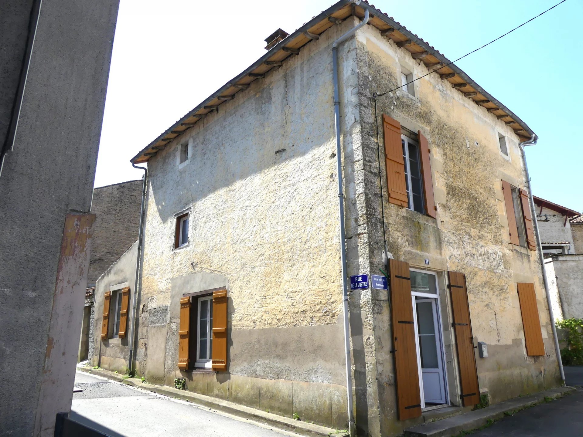 A pied des commerces, spacieuse maison en pierre avec cour