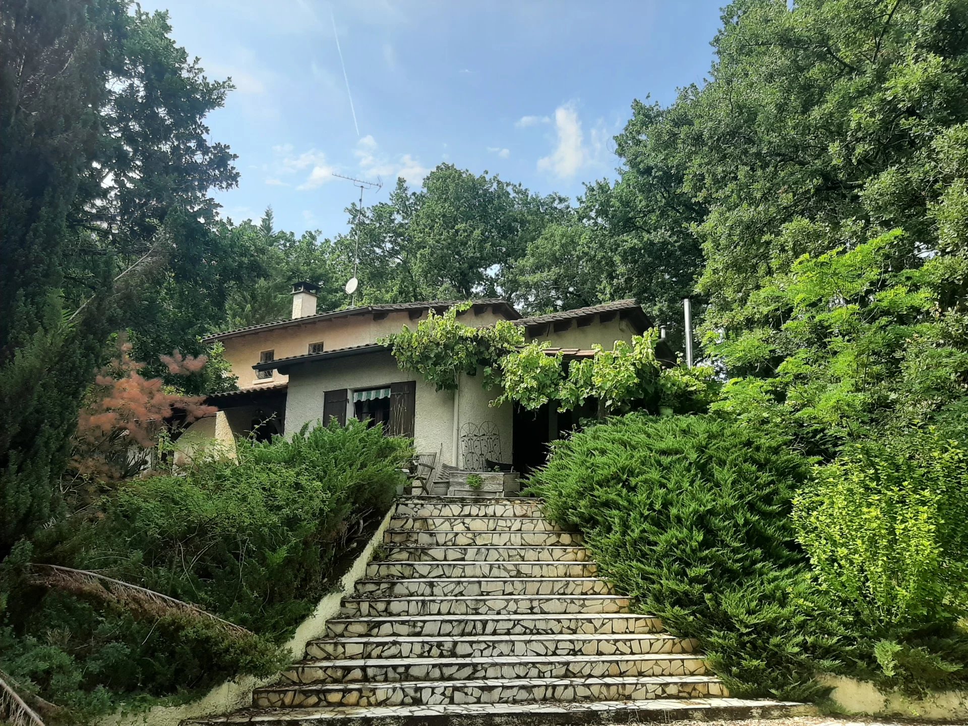 Maison individuelle avec 4 chambres, 2 salles de bains et piscine