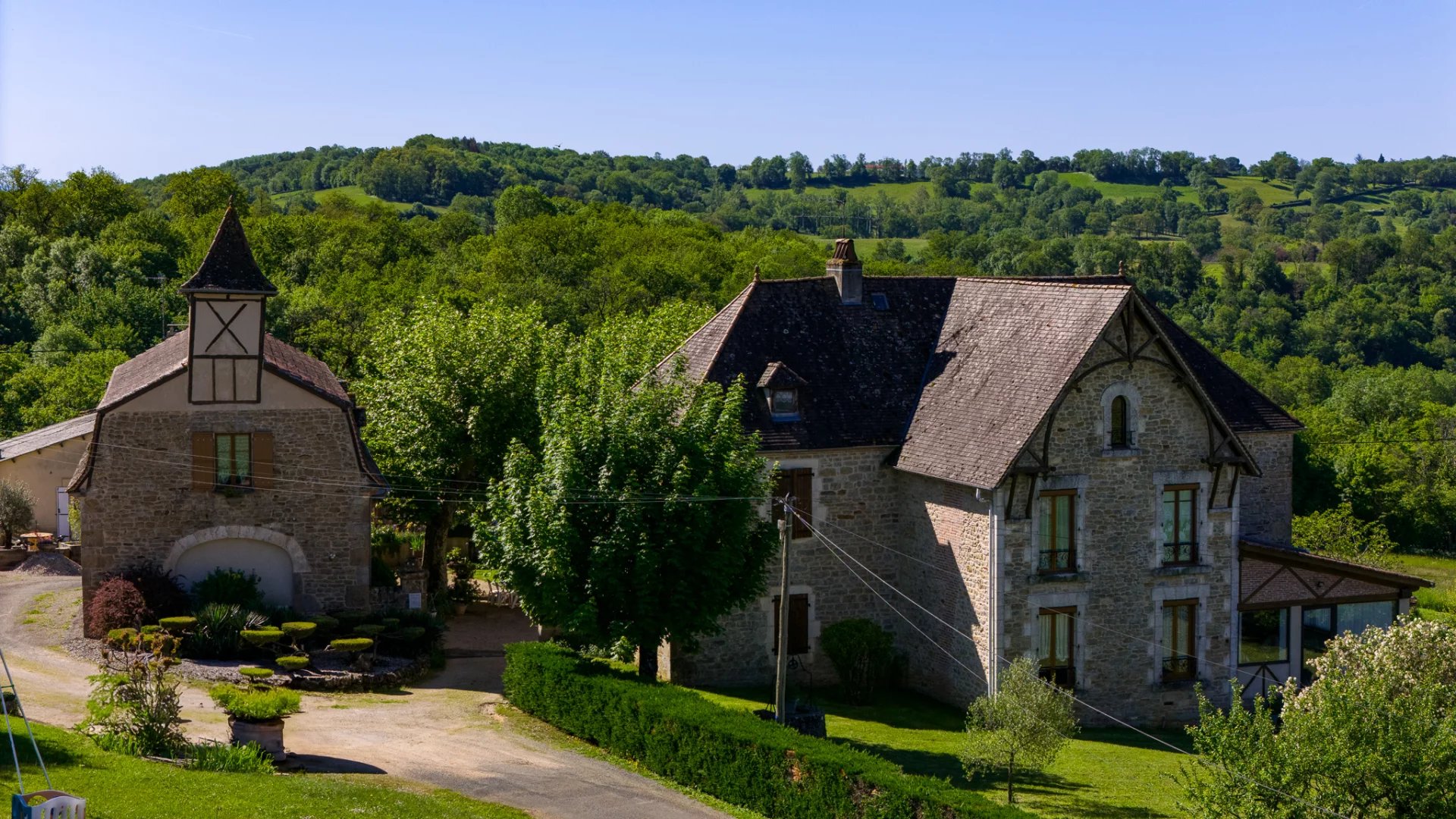 Un plaisir quercynois - deux grandes maisons en pierre en pleine campagne