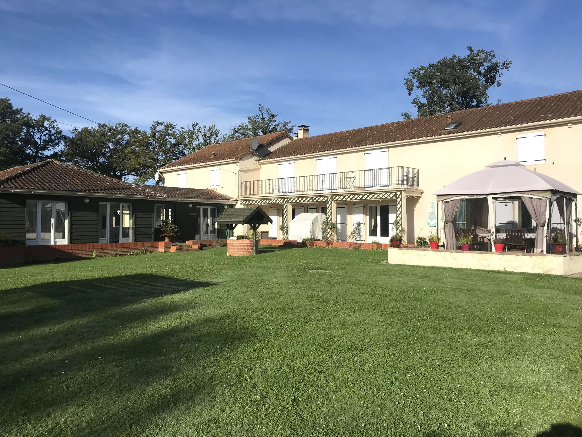 Beautiful large country residence with indoor pool complex!