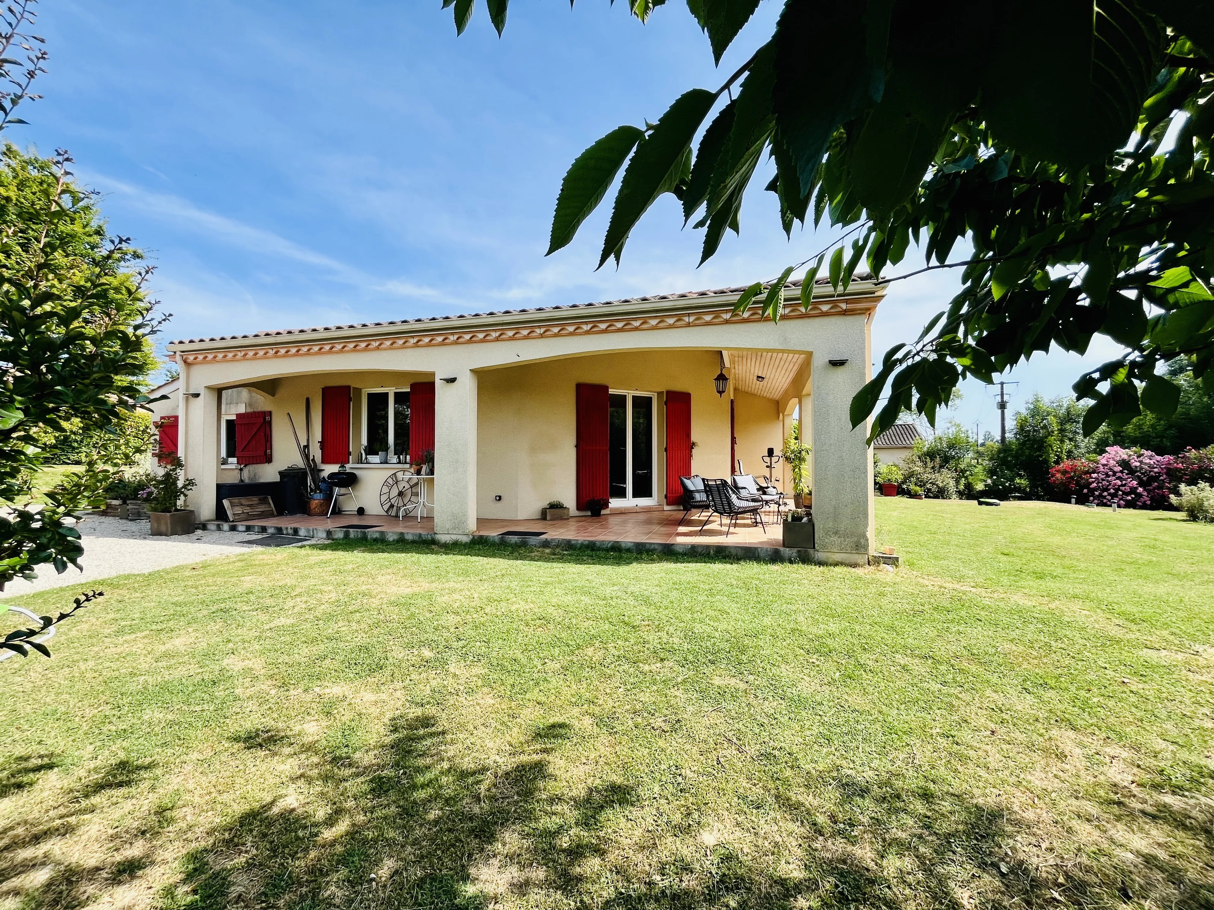 Maison moderne individuelle avec 4 chambres