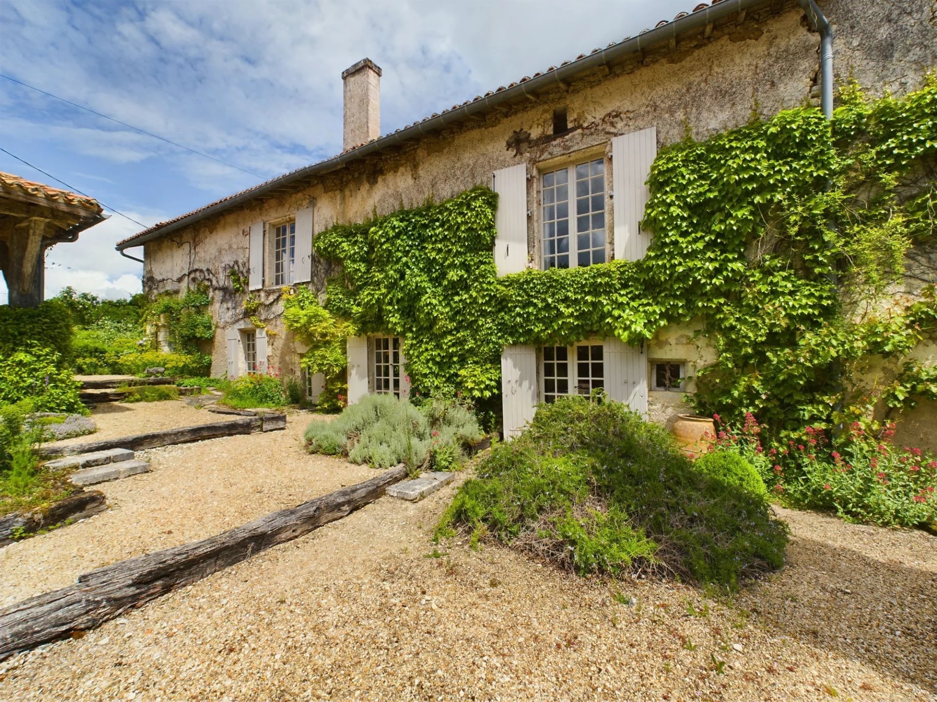 Belle propriété de caractère en pierre isolée avec belles vues