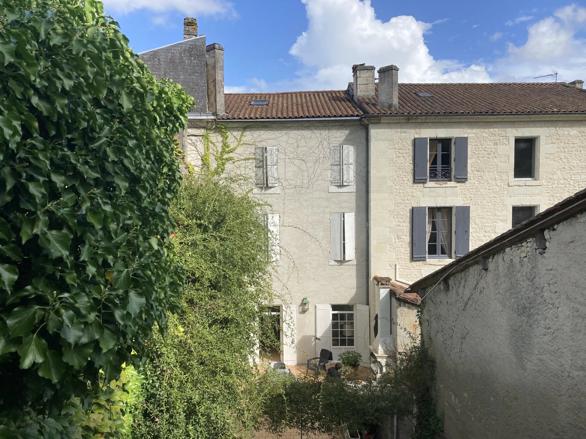 Large house in the centre of Chalais