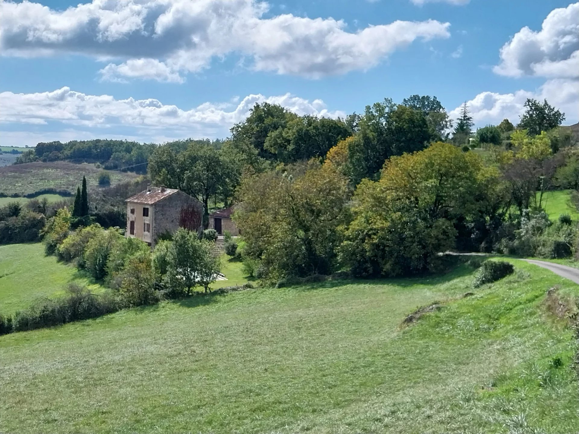 Views to die for - 3 bedroom luxury house with lift