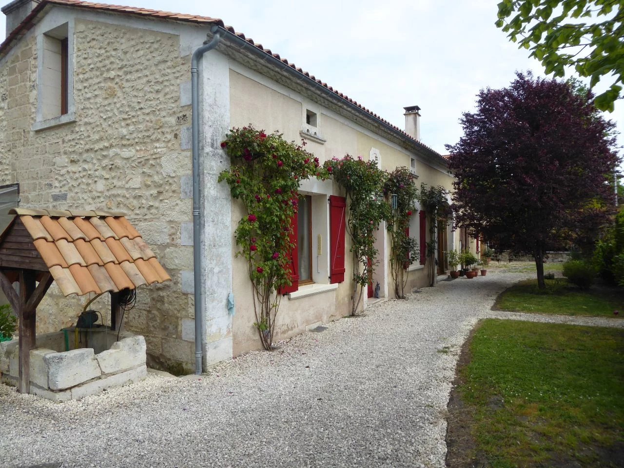 Stone property on the edge of the market town of Riberac