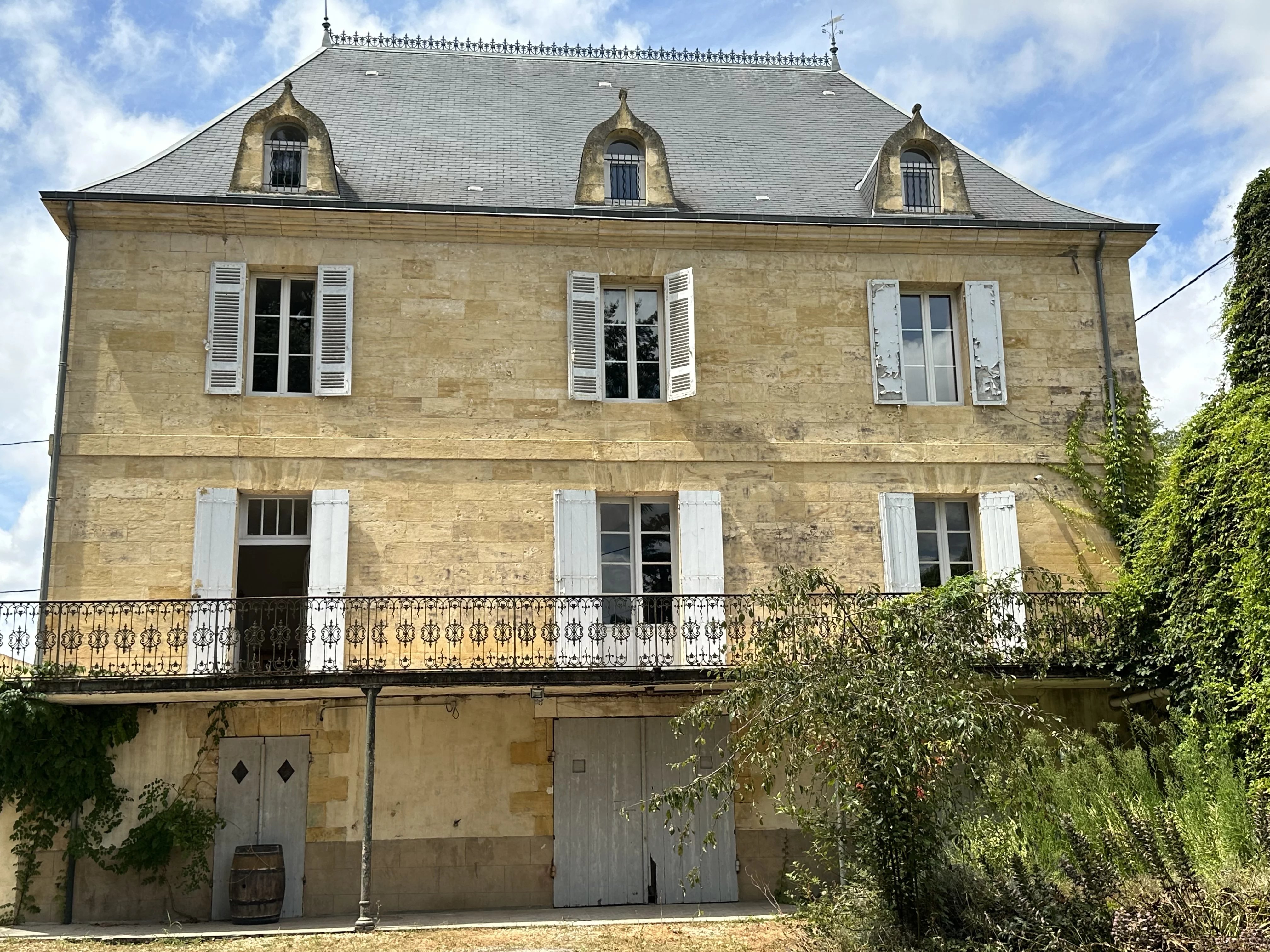 Set of 3 lovely properties, less than 30 minutes from Bergerac, with parkland and swimming pool