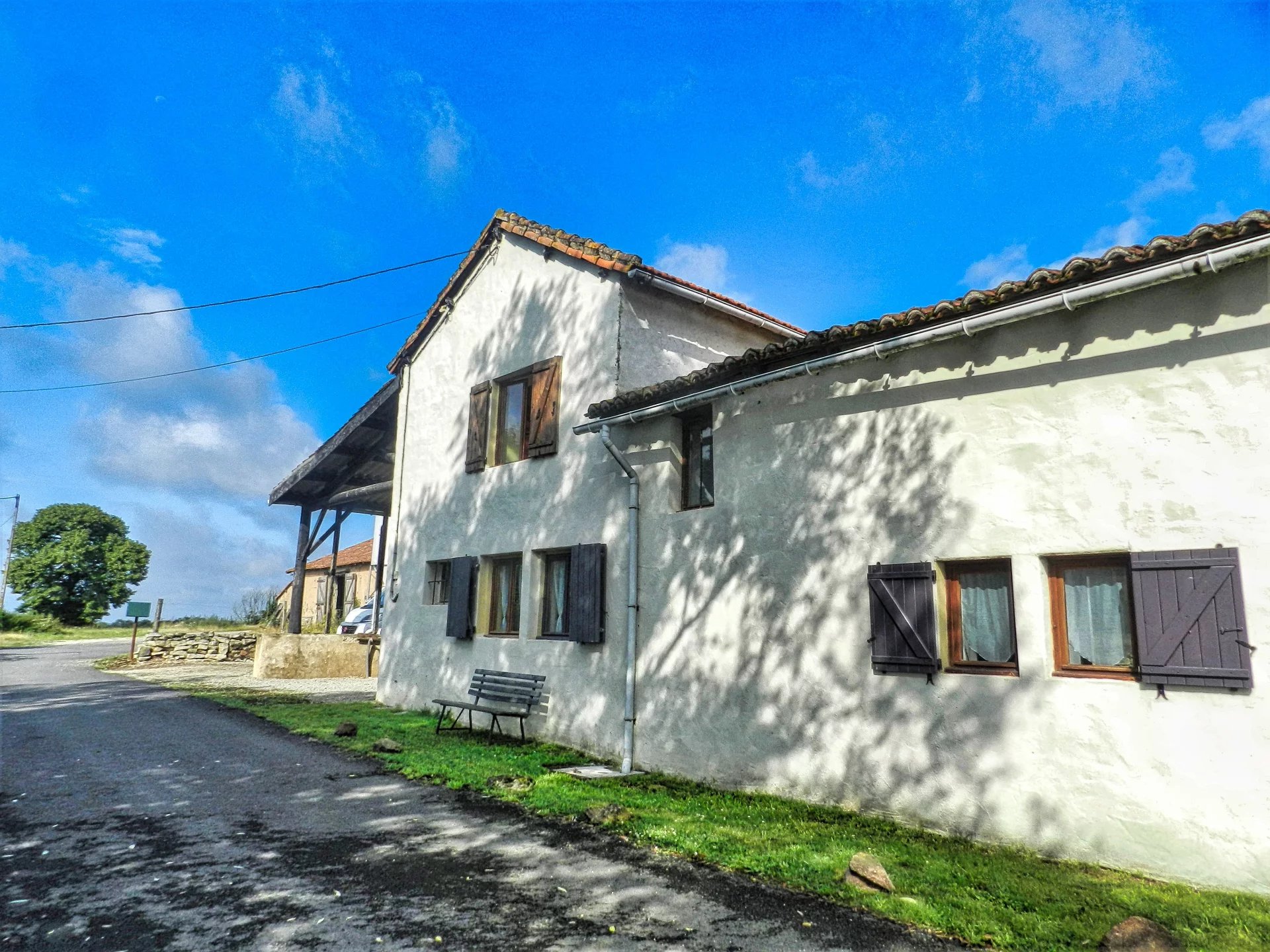 Two/three bedroom, two bathroom property. Countryside living close to popular Vienne village locatio