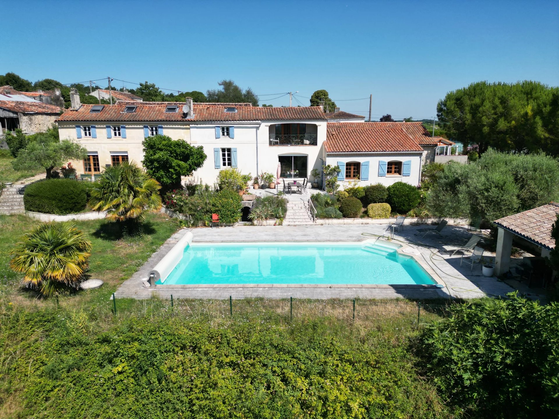 Proche Cognac, grande maison avec piscine et grange