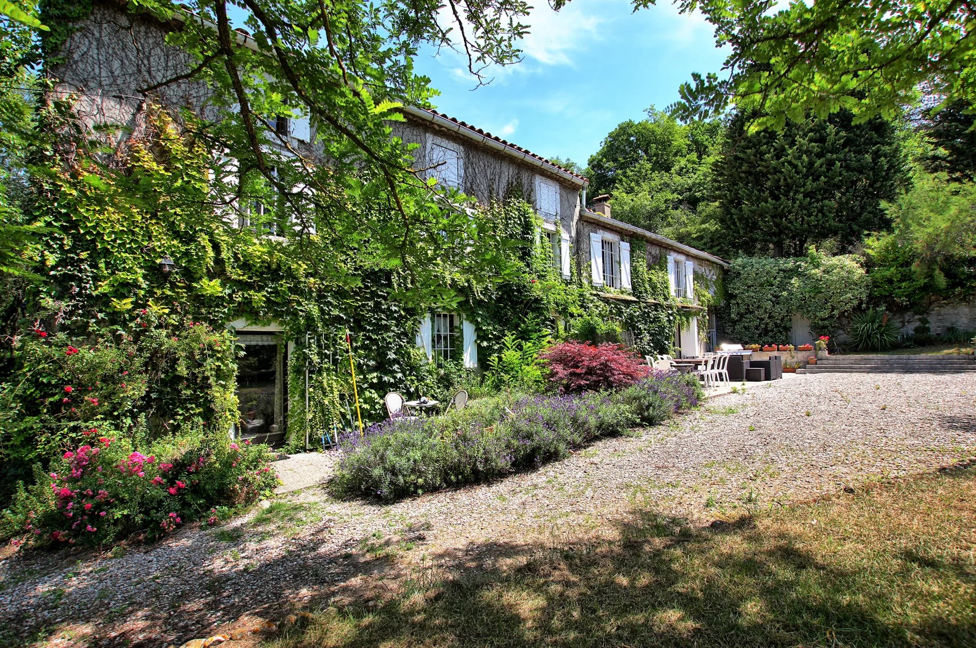 Un domaine située sur un terrain privé avec des vues idylliques.