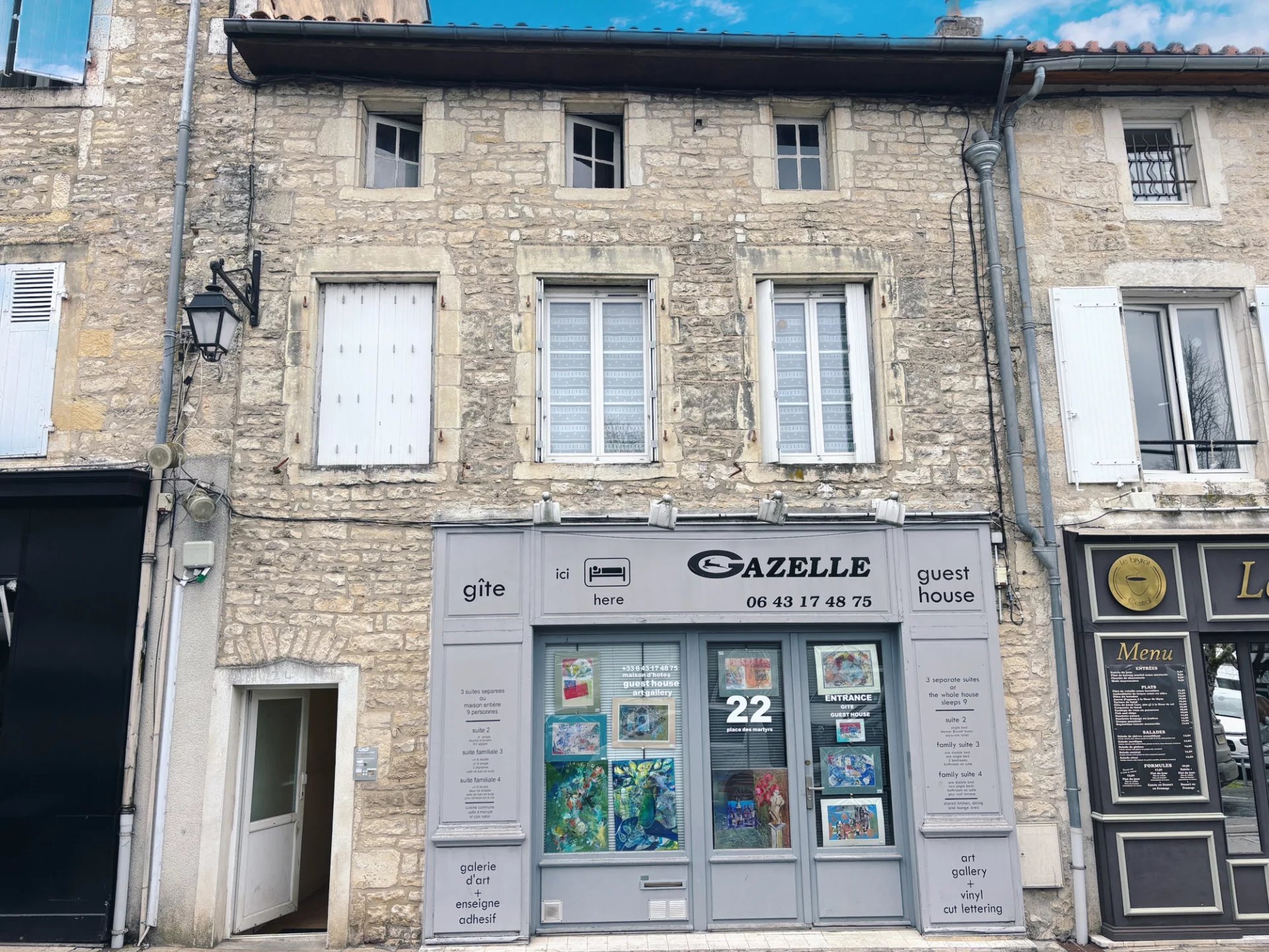 Propriété très polyvalente - soit une maison familiale, soit un magasin avec 3 suites locatives individuelles.