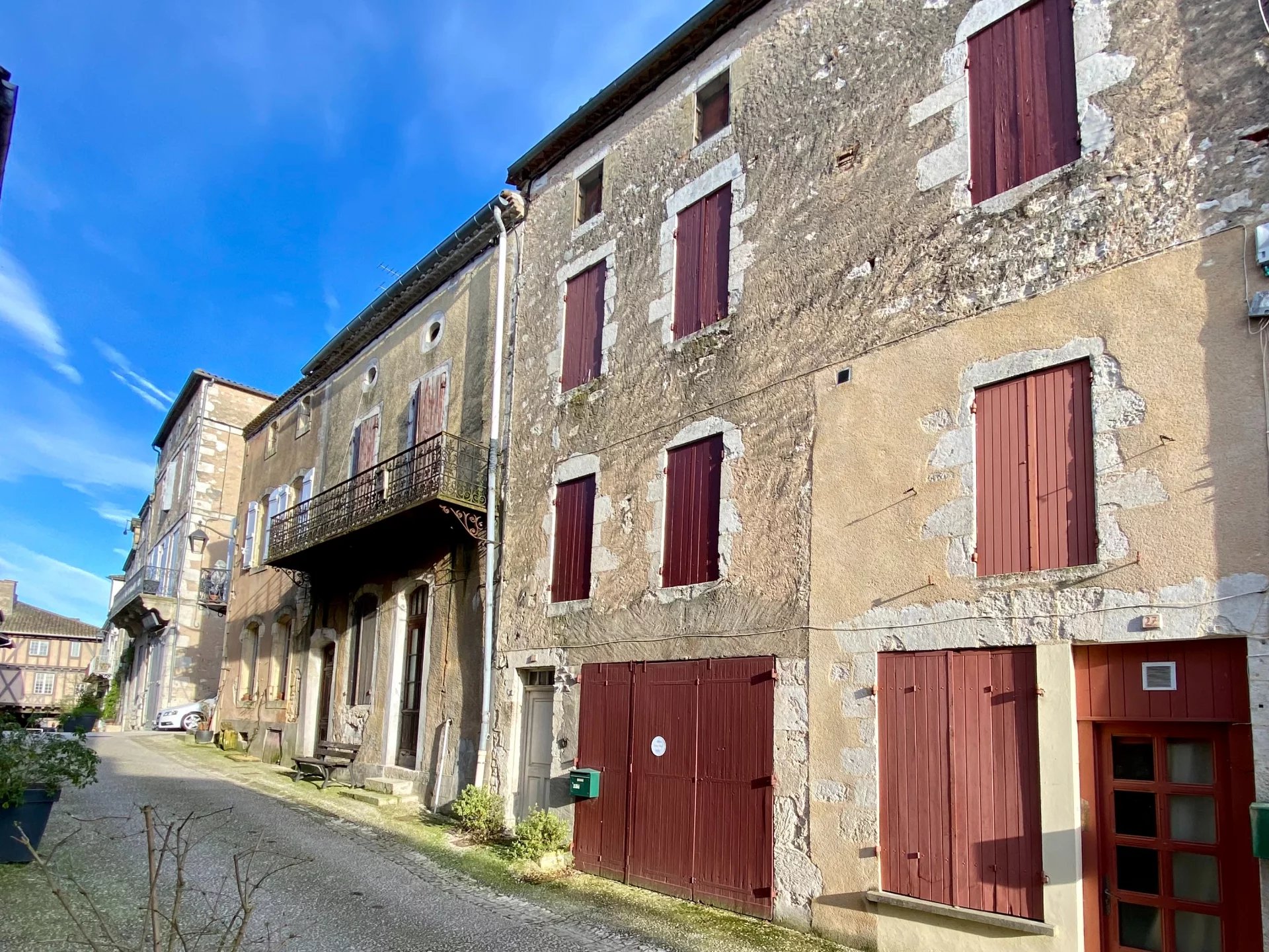 Belle maison de village avec vaste garage