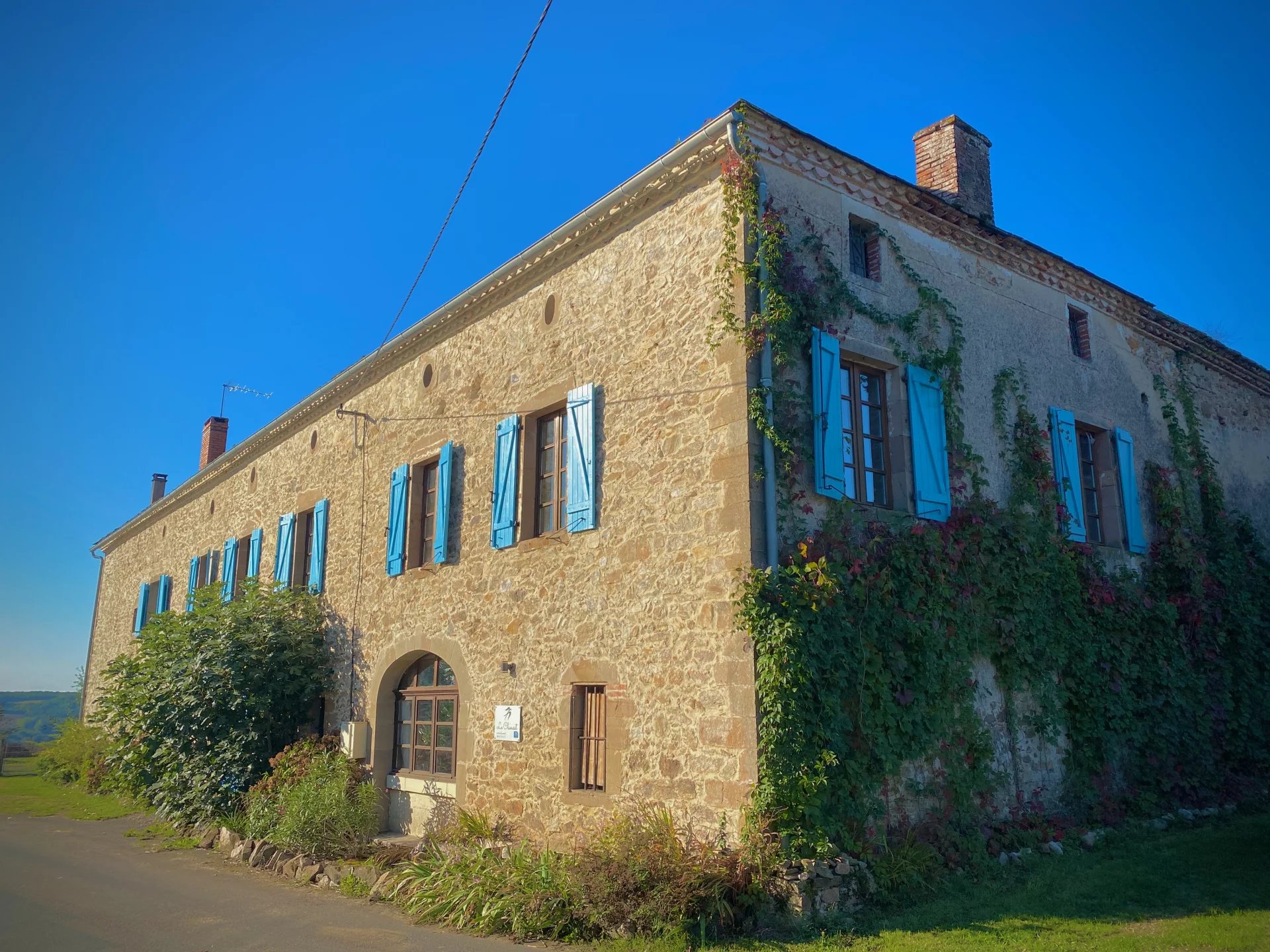 Ferme-bastide unique de 7 chambres avec piscine et vues panoramiques