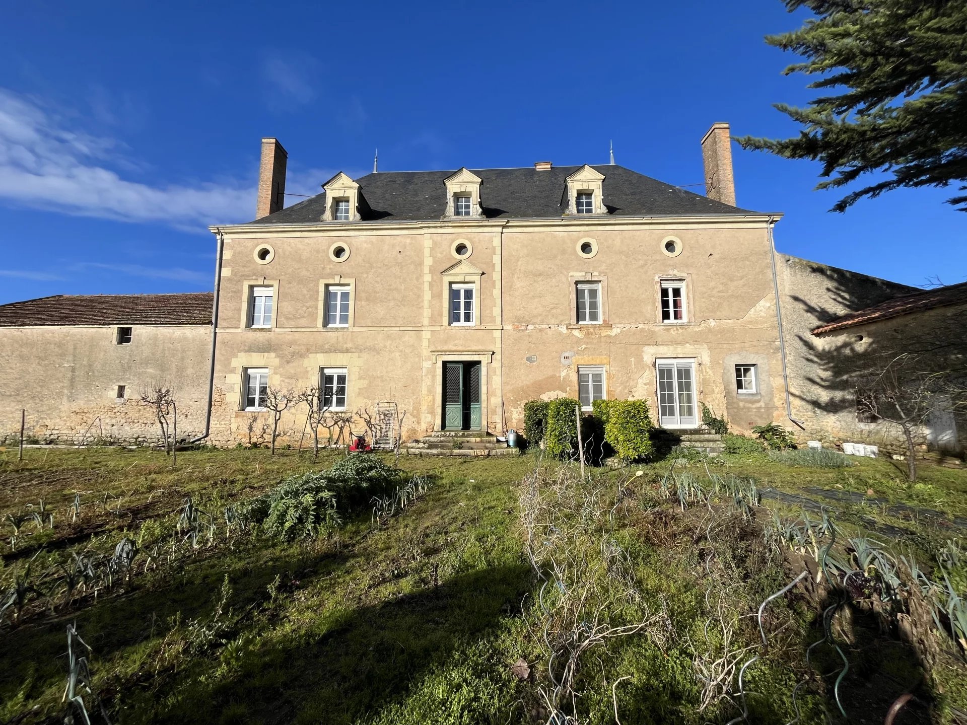 Impressive manor to renovate 30 minutes from Saumur!