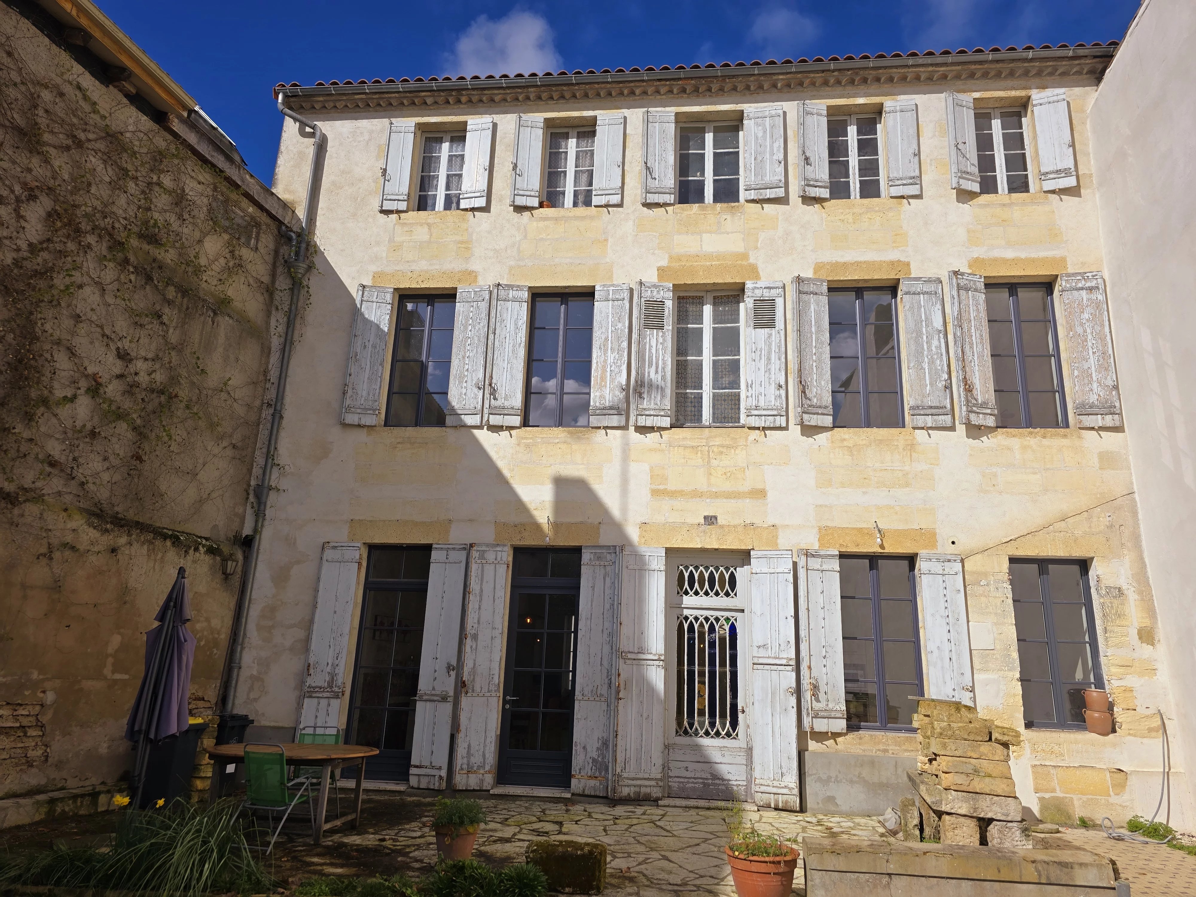 Belle bâtisse en pierre de 5 chambres avec jardin