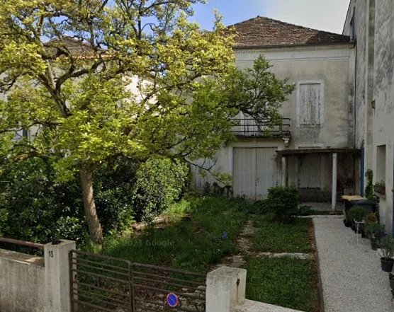 Classic fronted, period property in the centre of a popular Bastide town