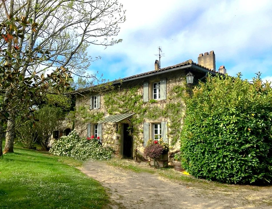 House with guesthouse and 2 ha of land