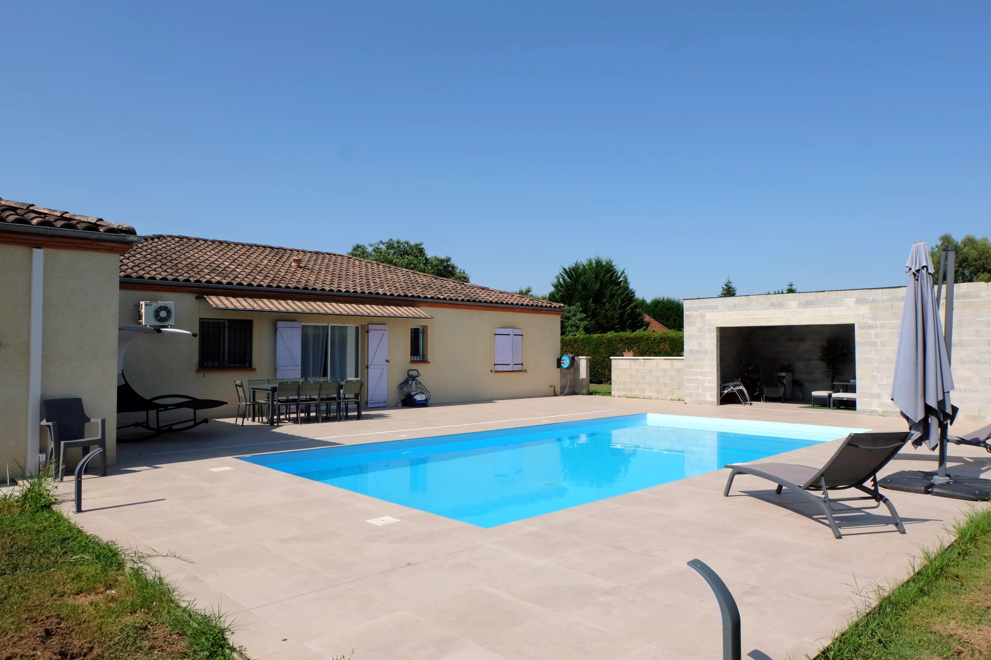 Maison moderne de plain-pied avec 3/4 chambres et piscine