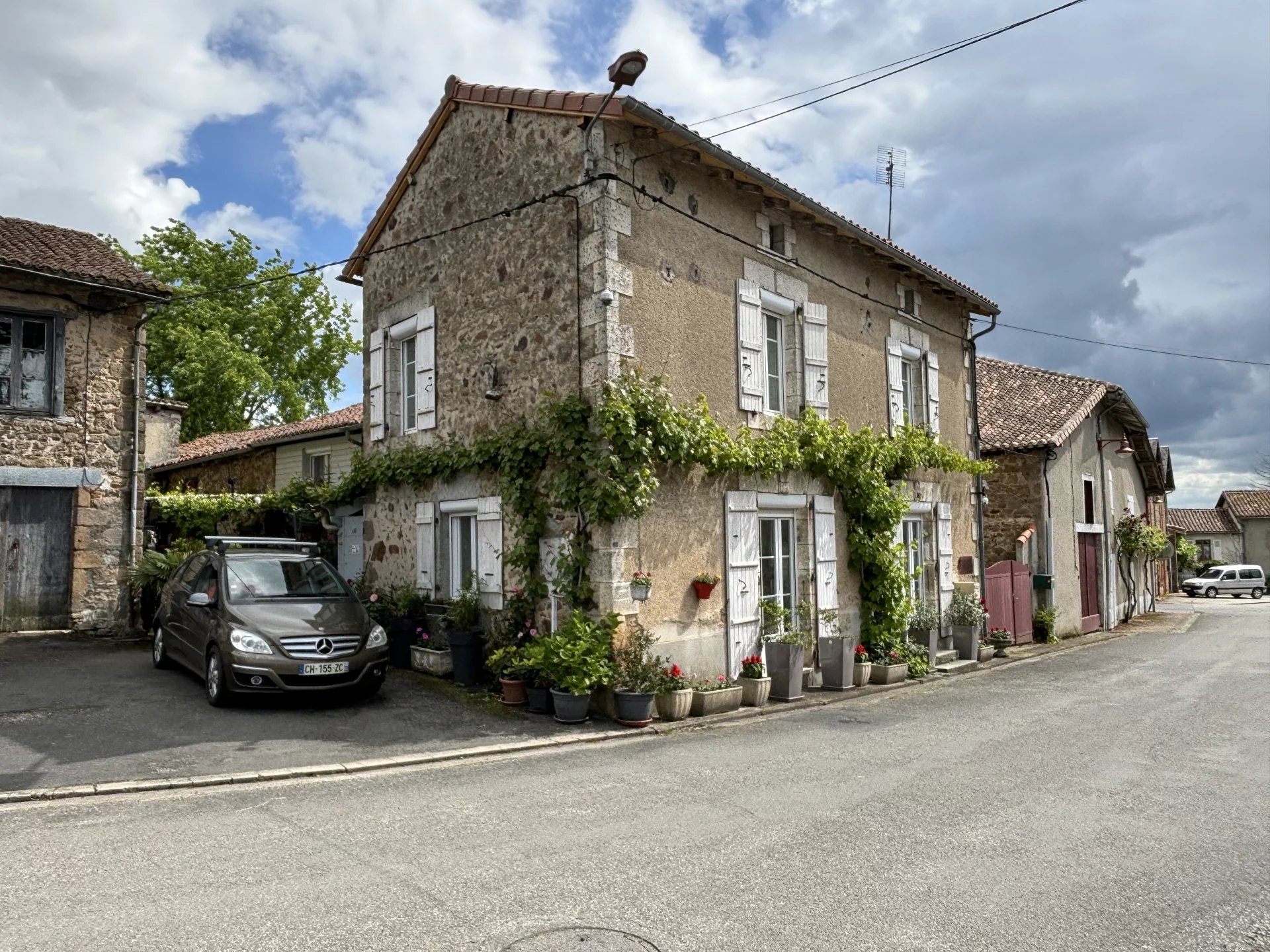 Large traditional house close to Confolens