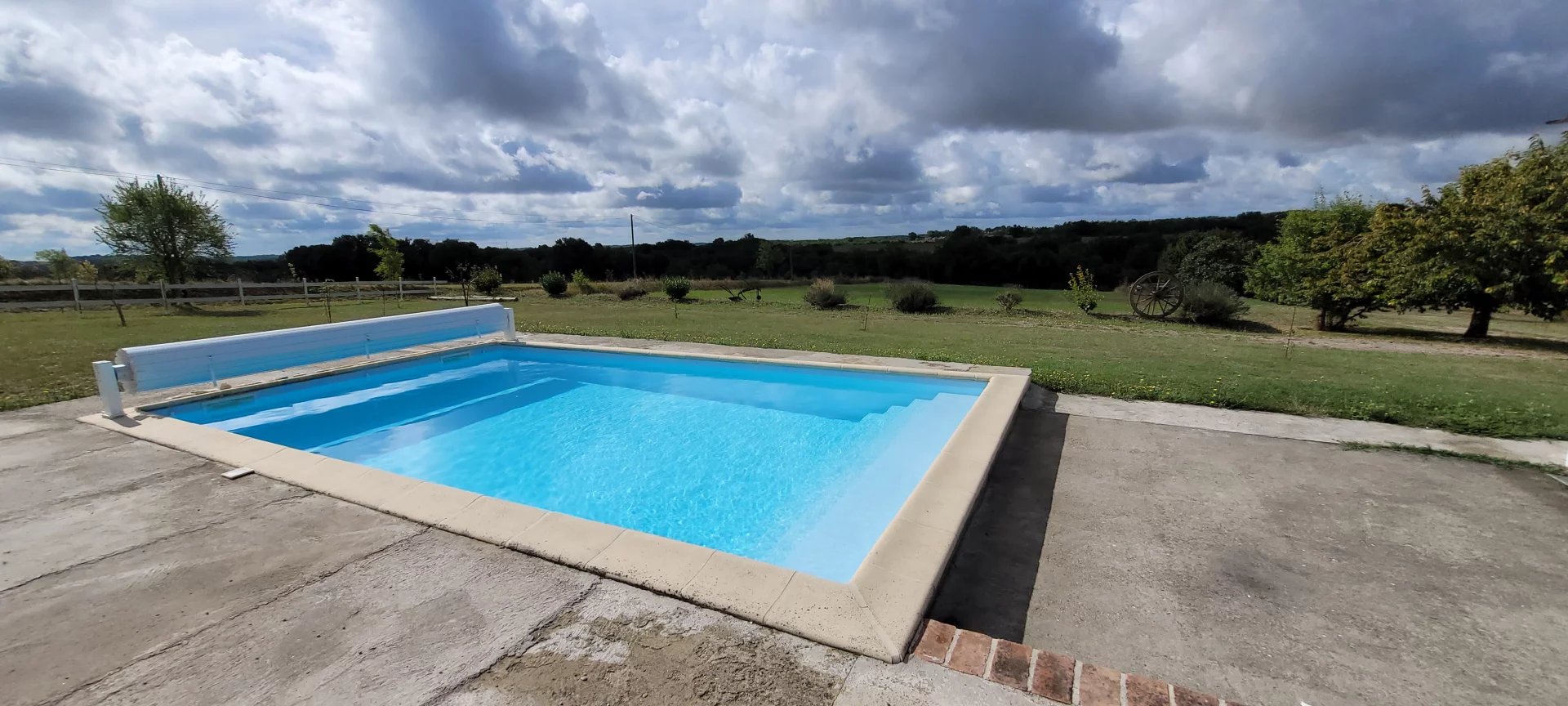 4 bed house in countryside with pool