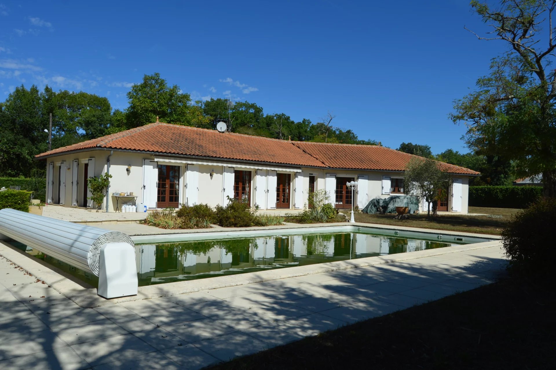 Pavillon de plain-pied avec quatre chambres à quelques minutes de Ruffec