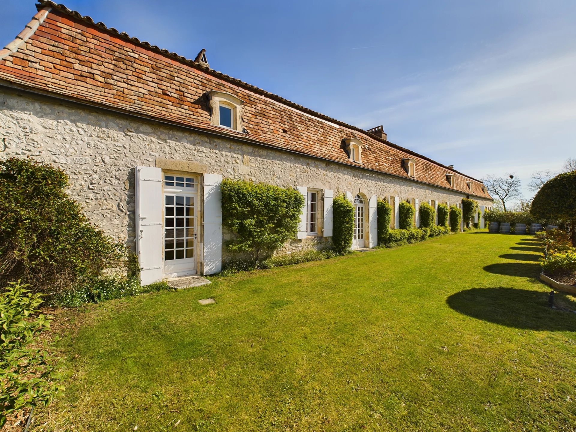 Beautifully restored Manor house with 11 hectares of land between Bordeaux and Bergerac