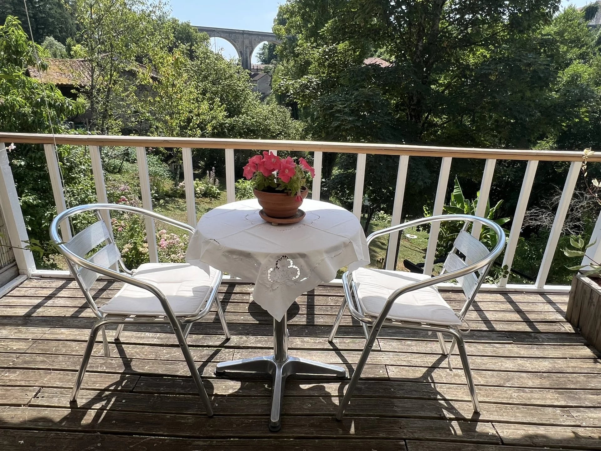 Jolie maison de 2 chambres avec ascenseur interne, belle vue et accès à la rivière