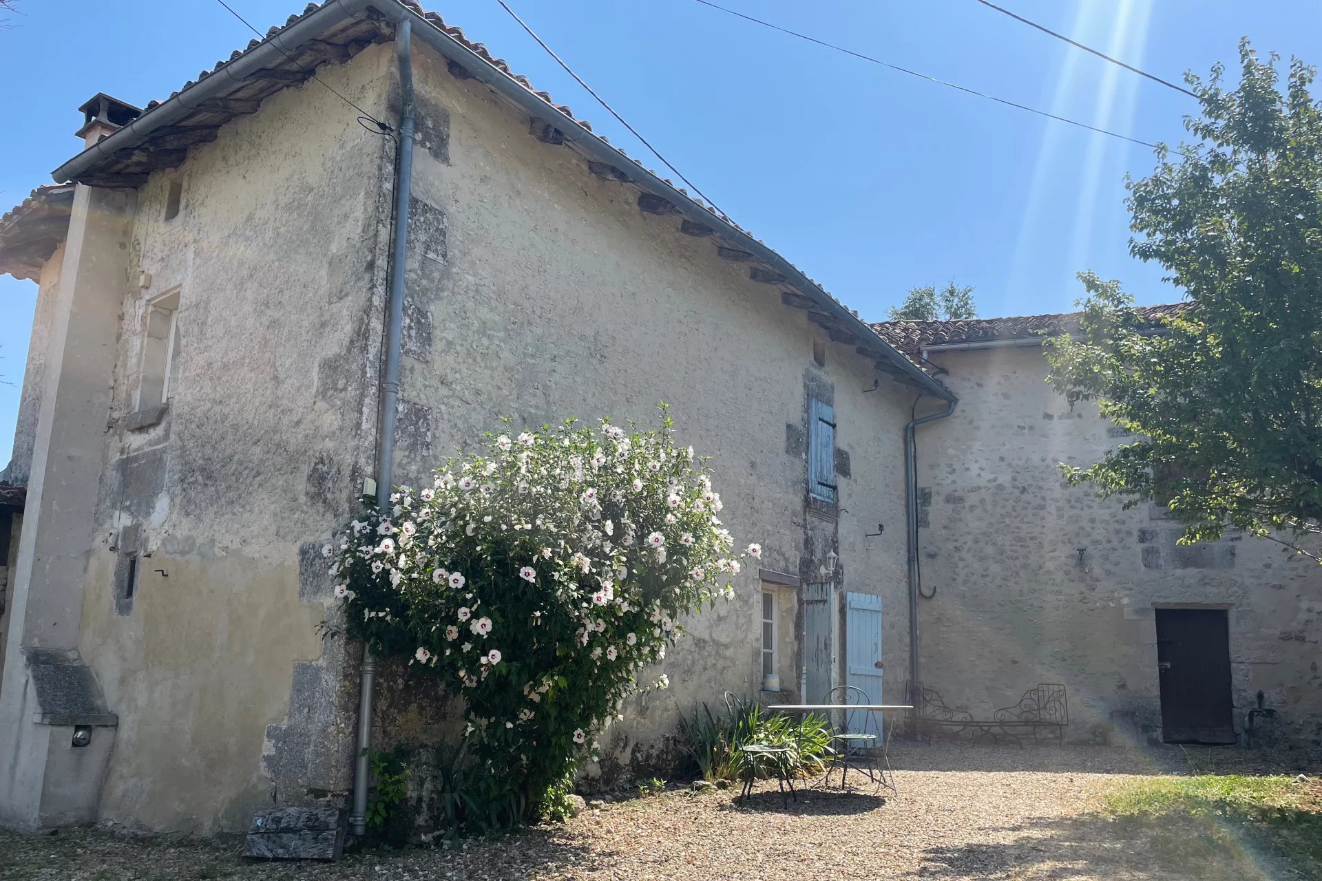 Charming 2 bed, 2 bath cottage with barn