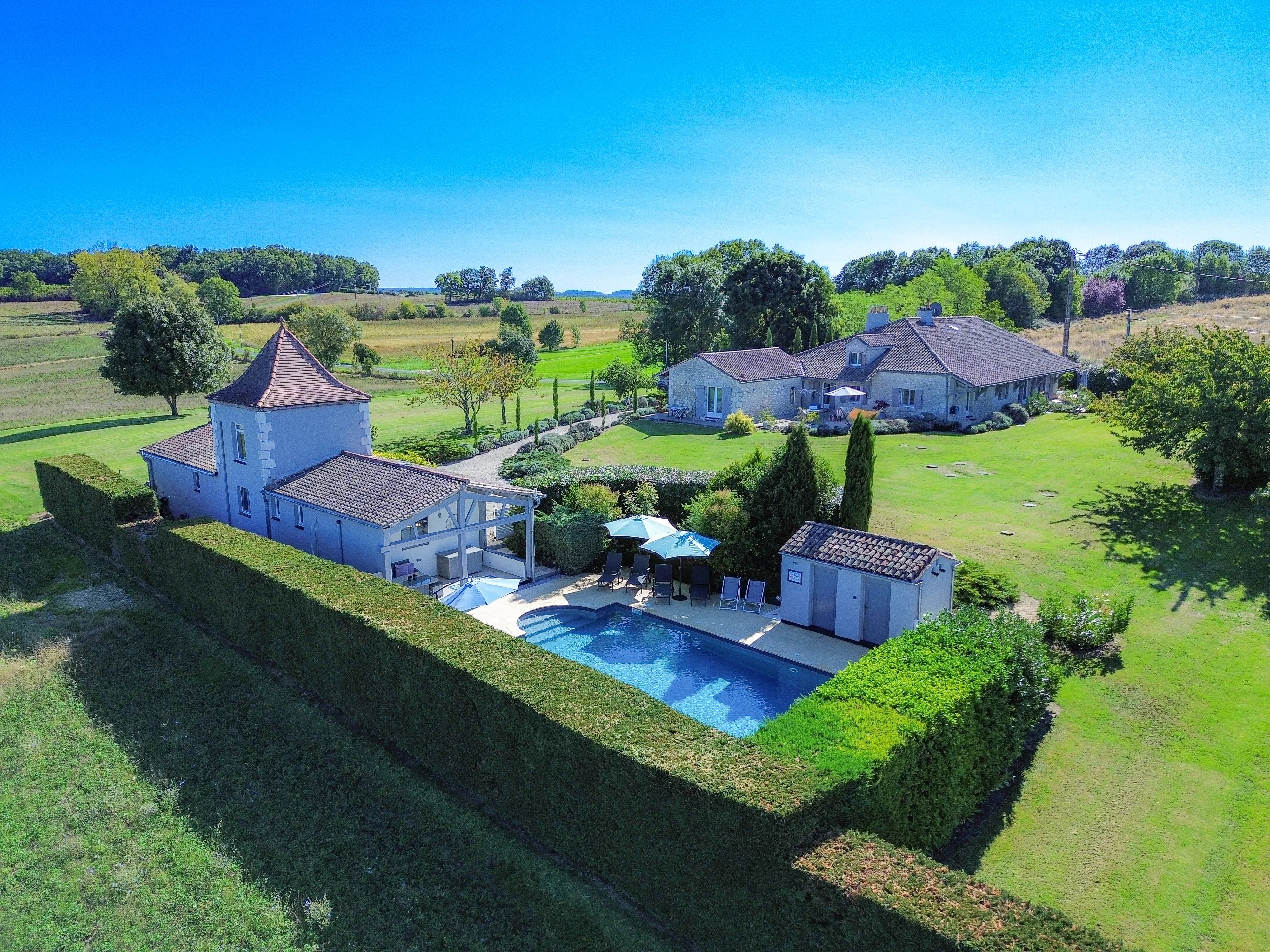 Superbe grange convertie en maison principale, maisons d'amis, pigeonnier et piscine.