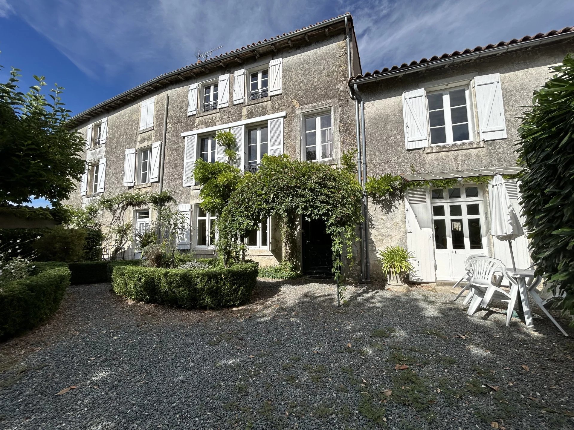 Elégante maison de ville de 3/4 chambres avec jardin de cour privé et petit verger.