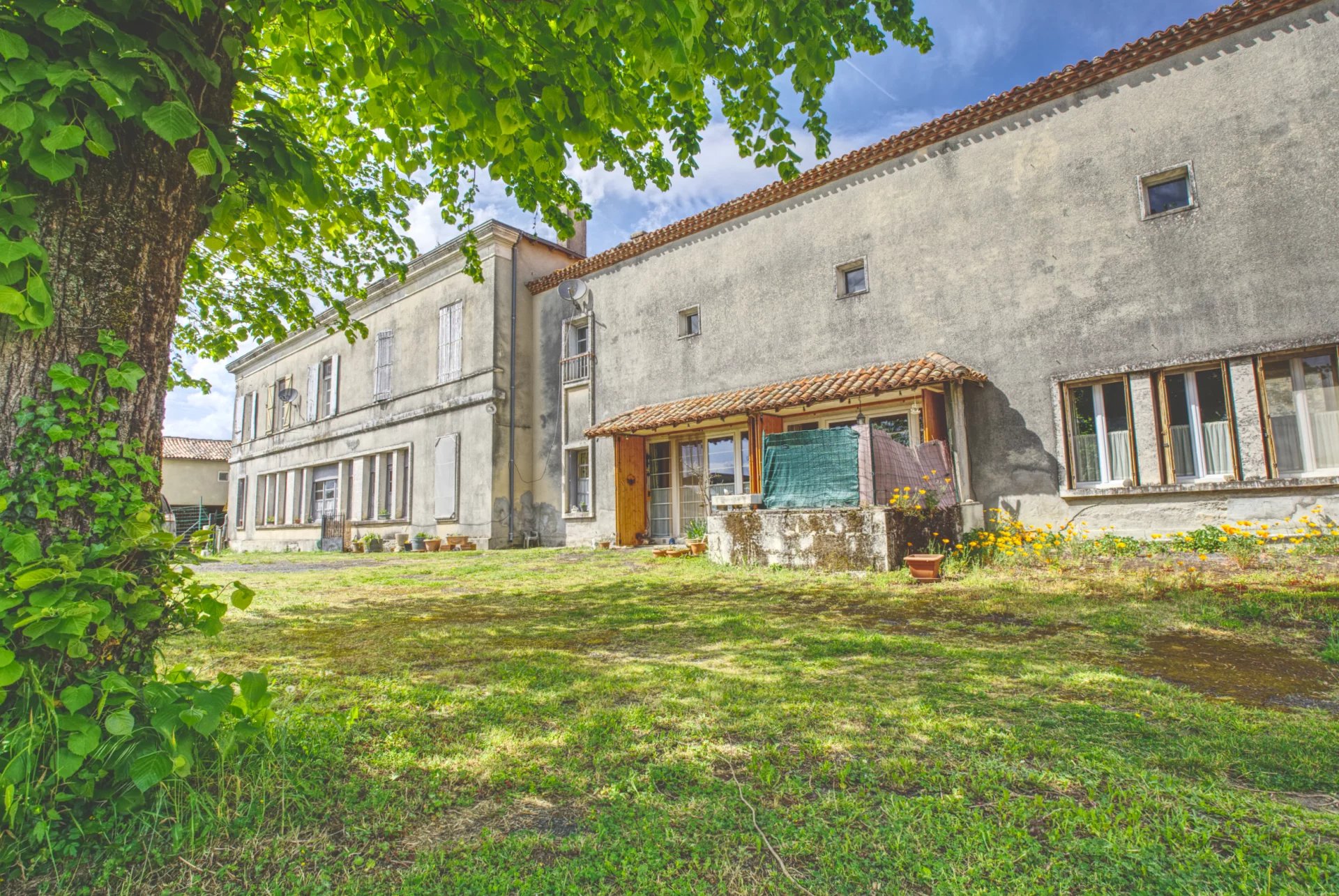 Former schoolhouse with 2 apartments, 1.5 km from town with amenities