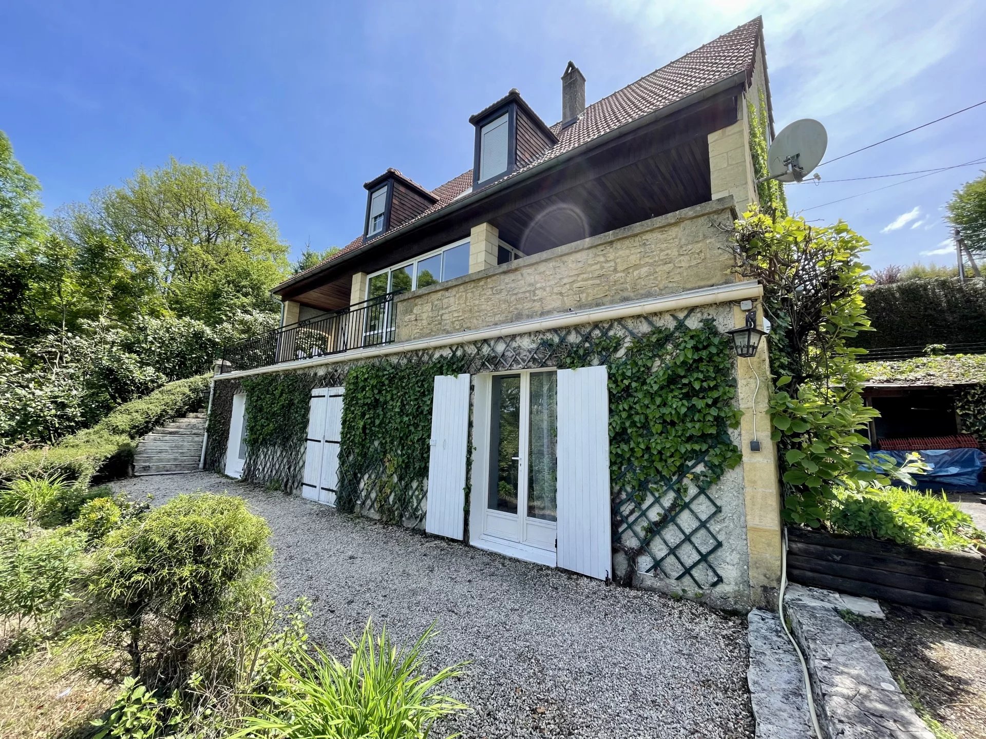 Maison très spacieuse, vue sur Sarlat, studio indépendant