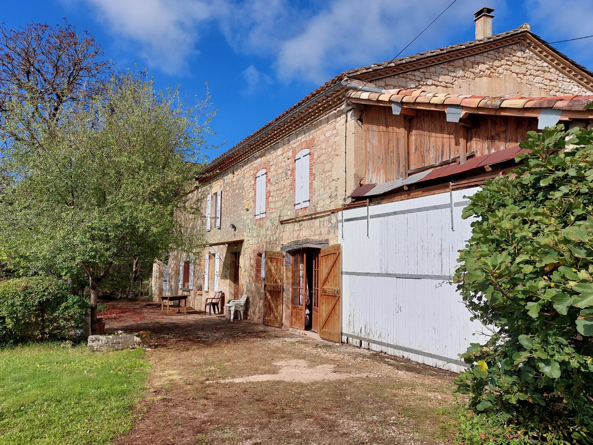 Character house to renovate with almost 5 acres of adjoining land: exceptional potential!