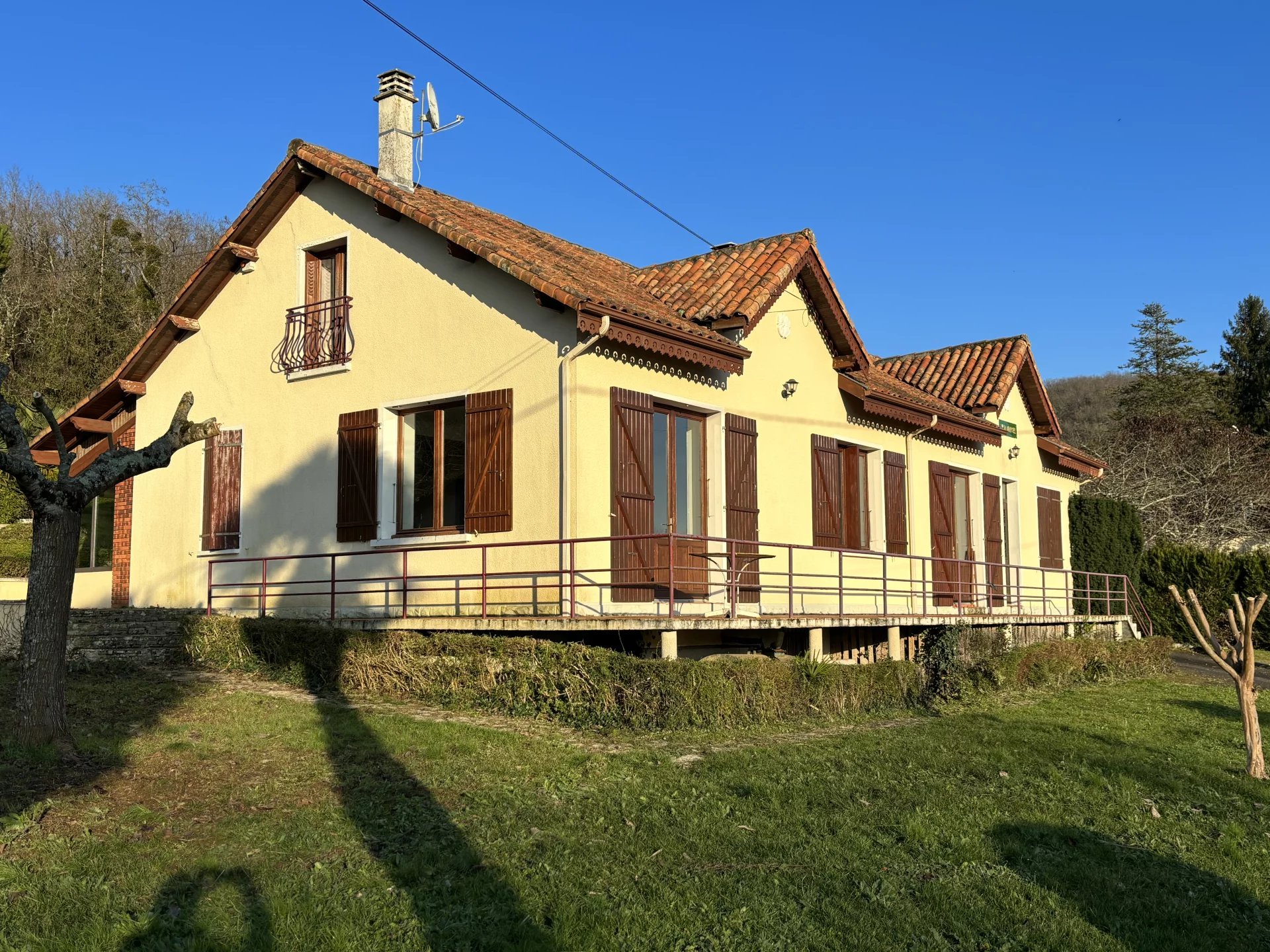 Spacieuse propriété avec maison d'amis dans le beau village médiéval de Nanteuil en Vallée