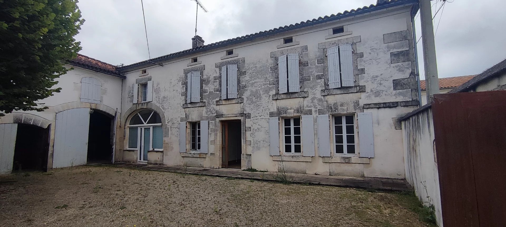 Maison charantaise avec plusieurs dépendances et jardin