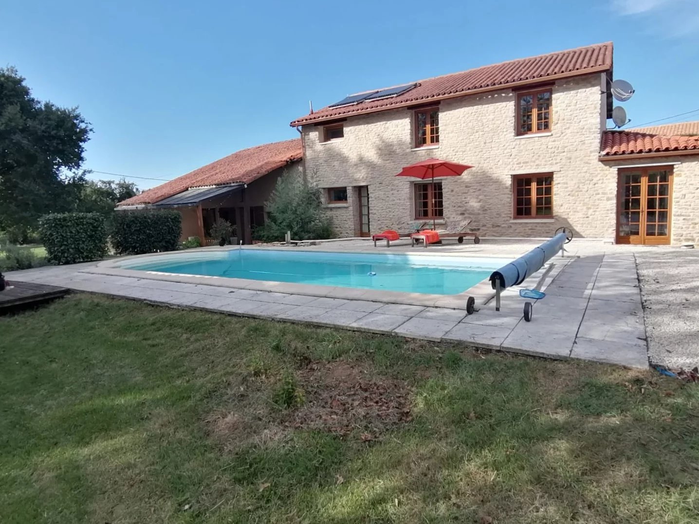 Renovated detached 5-bed home with pool in the sunny Charente