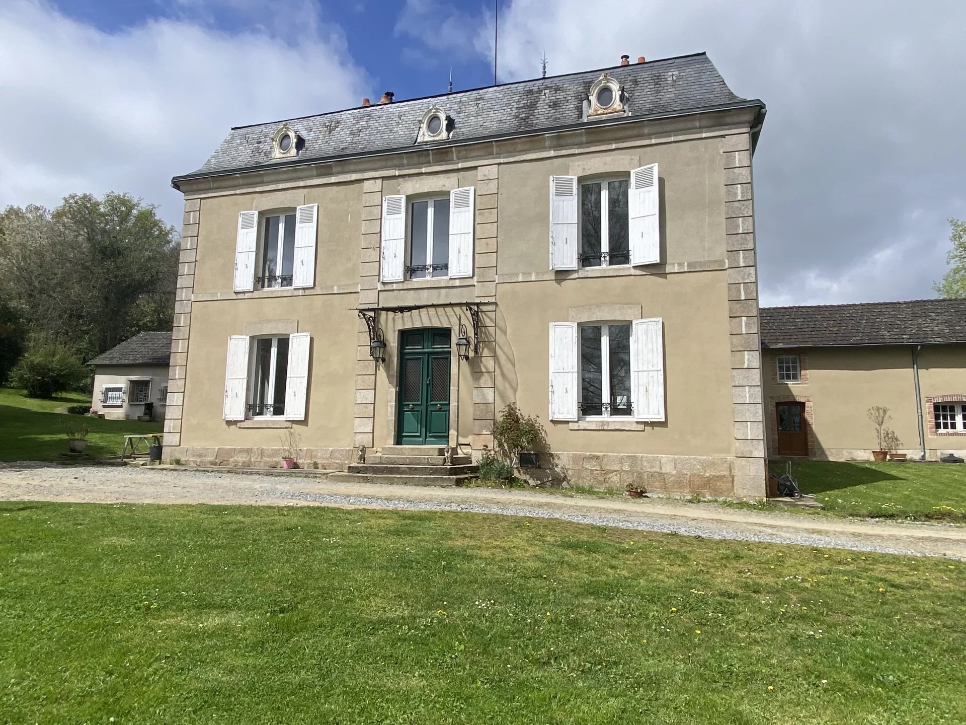 Cette ancienne maison de maître avec deux grands gîtes réussis et une piscine se trouve sur un terrain privé.