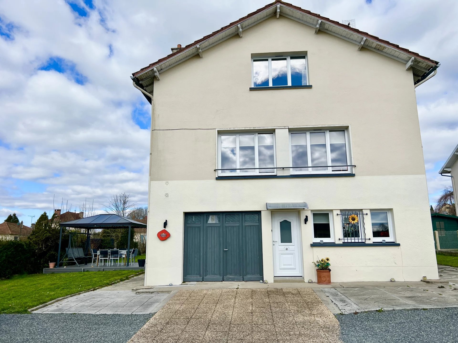 Large and immaculate detached house in thriving medieval town